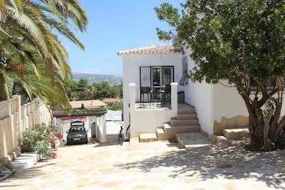 Overdekte ingang met stenen terras