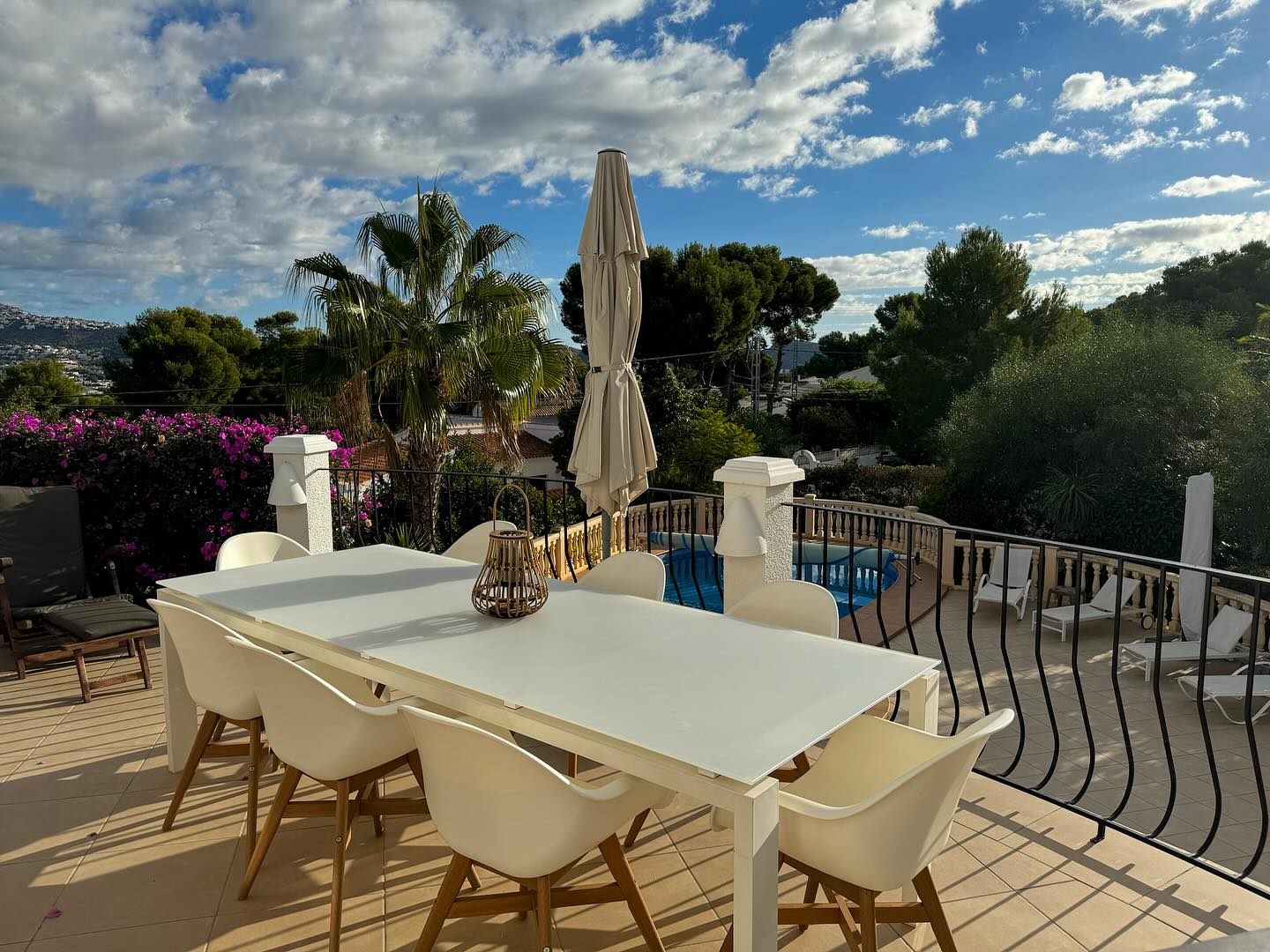 Terras eethoek met zwembadzicht