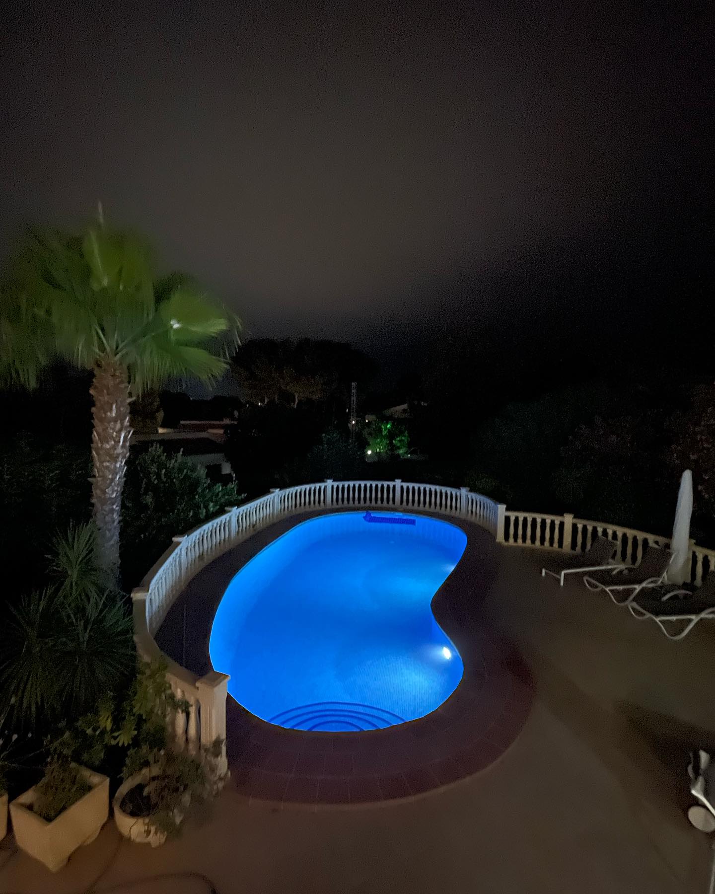 Verlicht zwembad 's nachts